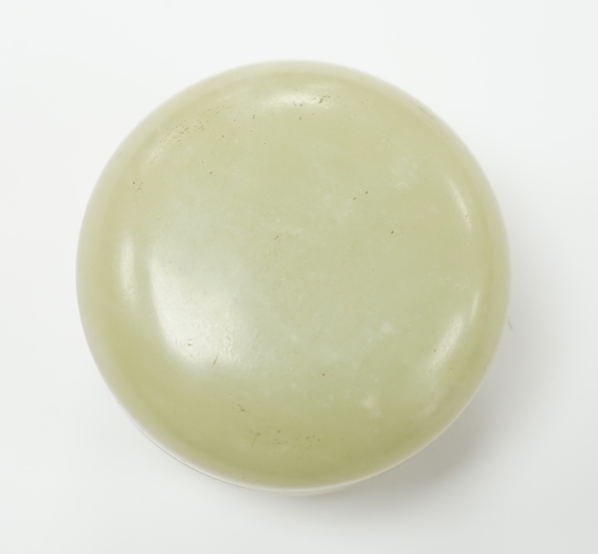 A Chinese bowenite jade seal paste box, 5cm in diameter